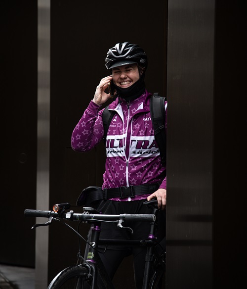 Kurierende telefoniert