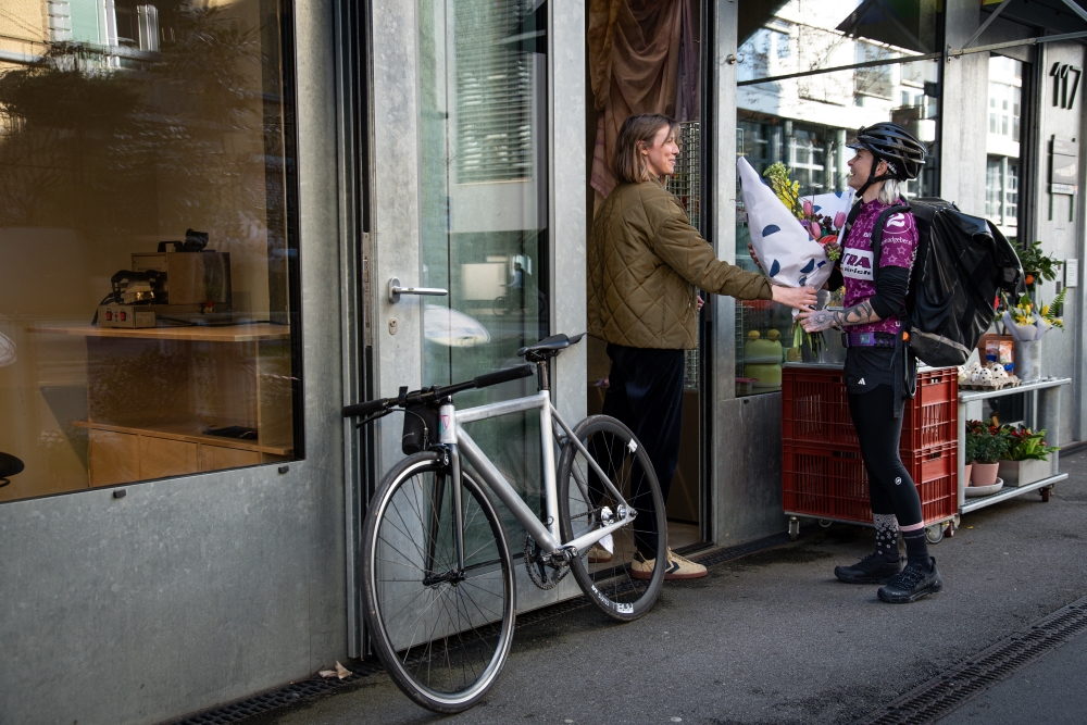 Kurierende liefert einen Blumenstrauss