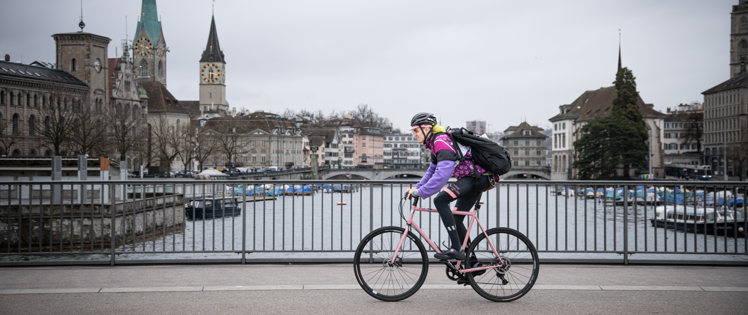 Kurierender fährt auf einer Brücke